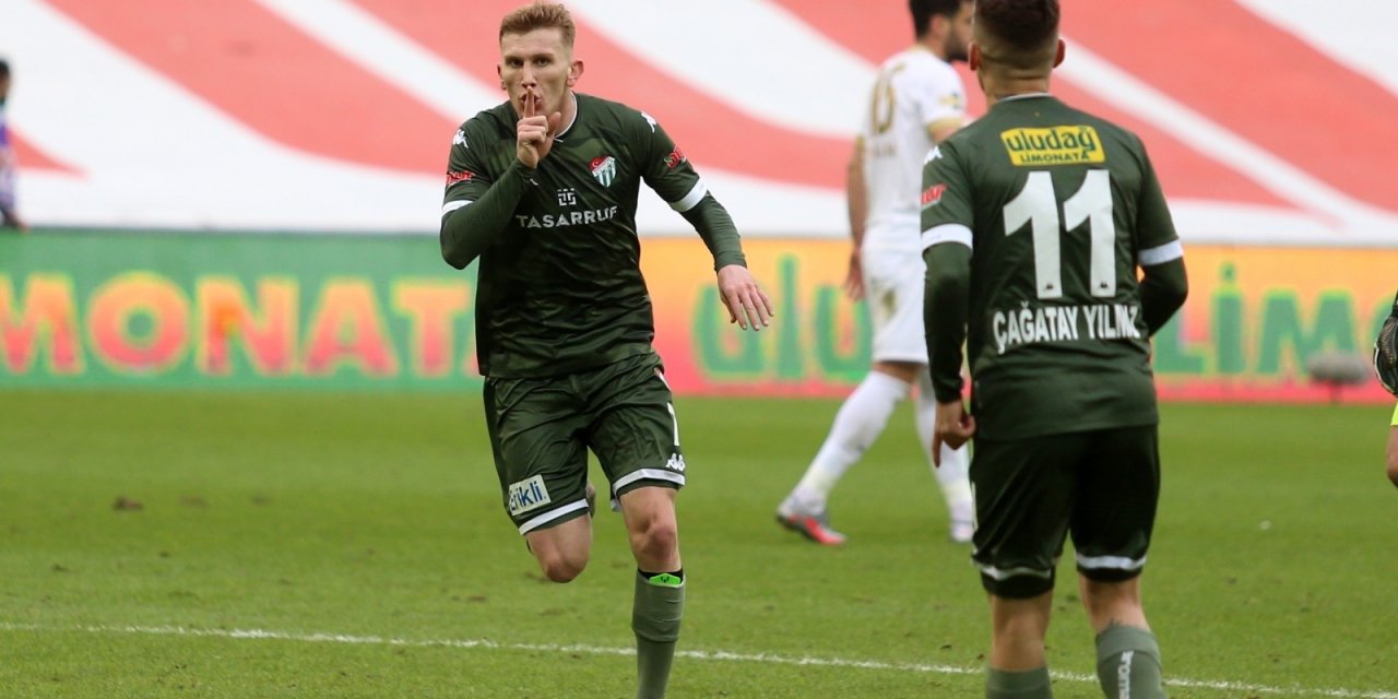 Bursaspor'un genç futbolcusu Burak Kapacak, Fenerbahçe’ye transfer oluyor