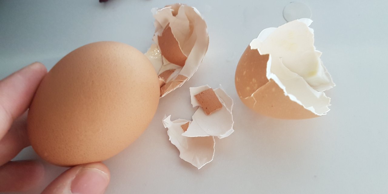 Yumurta Kaynatırken Kaynama Suyuna Bir Tutam Su ve Bir Kaç Damla Limon Eklerseniz...