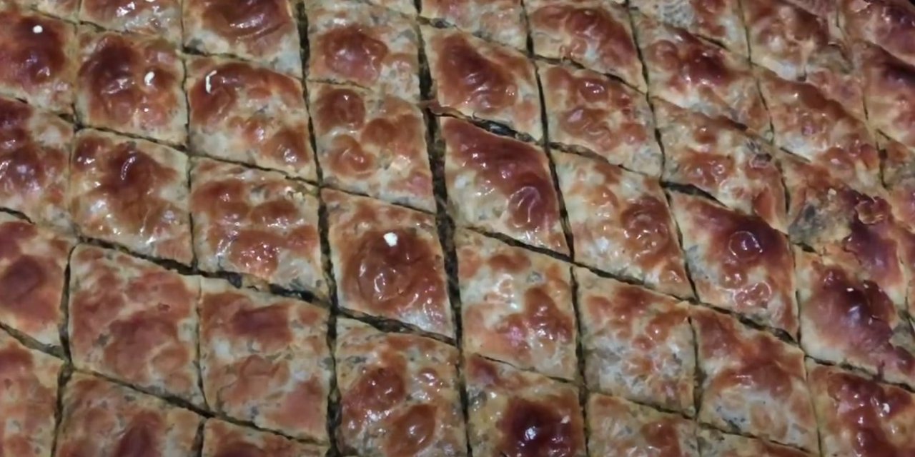 Hatay Usulü Tepsi böreği isteyene patlıcanlı isteyene ise işte kıymalı tepsi böreği tarifi