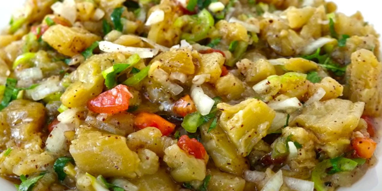 Her türlü ana yemeğin yanına yakışabilen Sebzeli Patlıcan Salatası tarifi