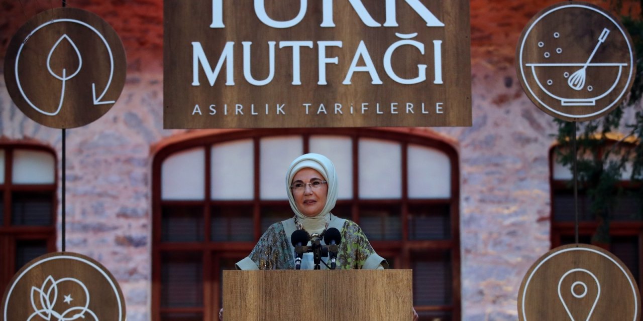 Emine Erdoğan kitabının tanıtım programına katıldı