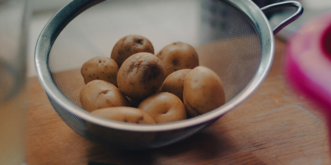 Patates Kabuğunu Saçlarınıza Sürünce Etkisini Anında Gösteriyor
