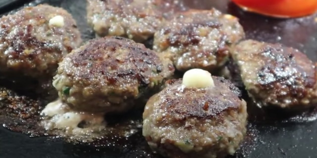 Lezzetli Köfteyi Pişirmek Aslında Bu Kadar Basit! Üzerine 1 Adet buzu gezdirip...