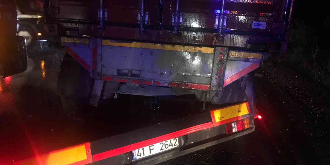 Sakarya Tem’de Tır İle Otomobil Çarpıştı: 3 Yaralı