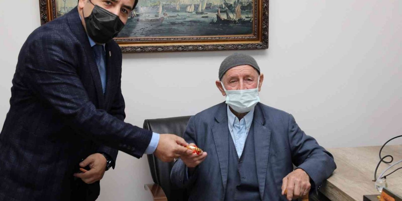 Temizlik Görevlisi ’insanlık Ölmemiş’ Dedirtti Bulduğu Değerli Eşyayı Sahibine Teslim Etti