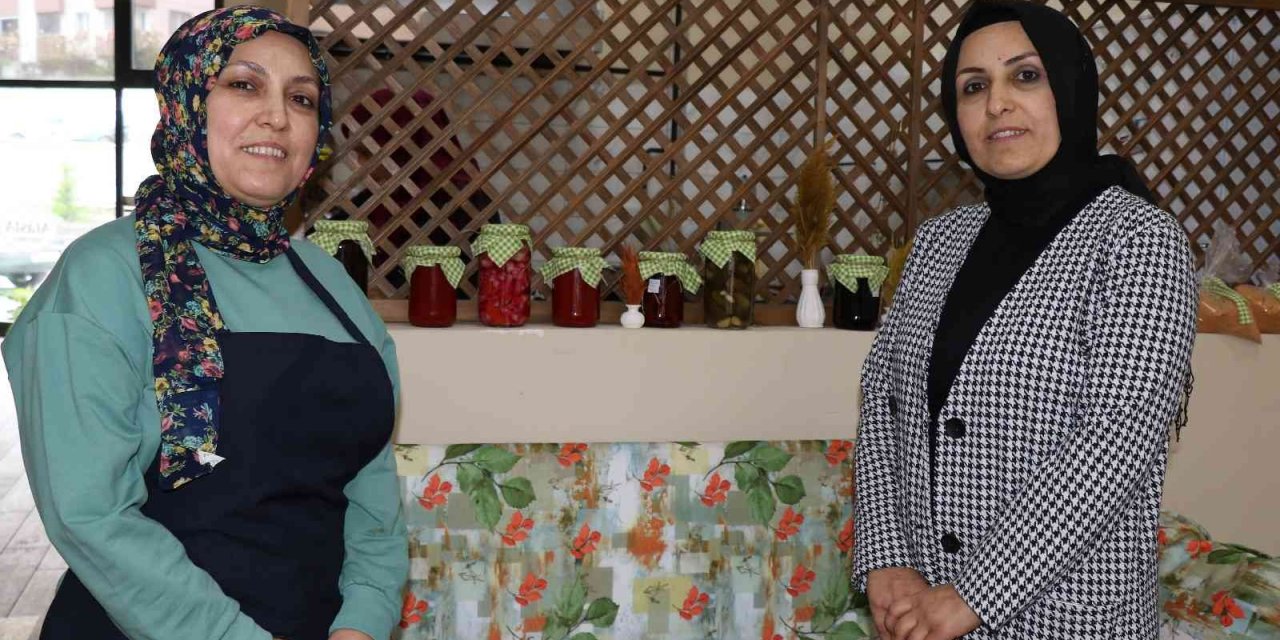 Ek gelir için abla kardeş açtıkları işyeriyle patron olmayı başardılar