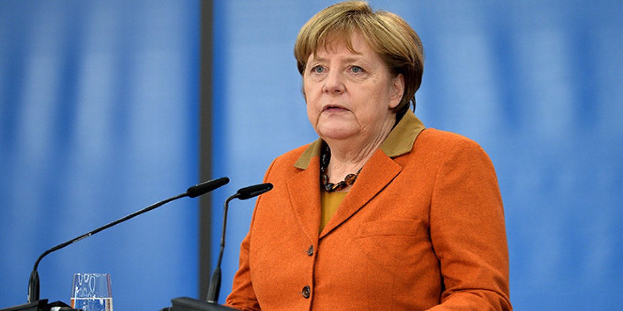 Merkel'den giderek ayak Roma'da Dikkat Çeken eleştiriler