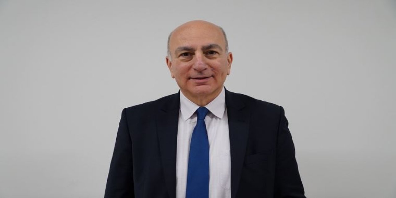 Mahfi Eğilmez Kitap Önerisi İsteyen Takipçisini Şaşkına Çevirdi