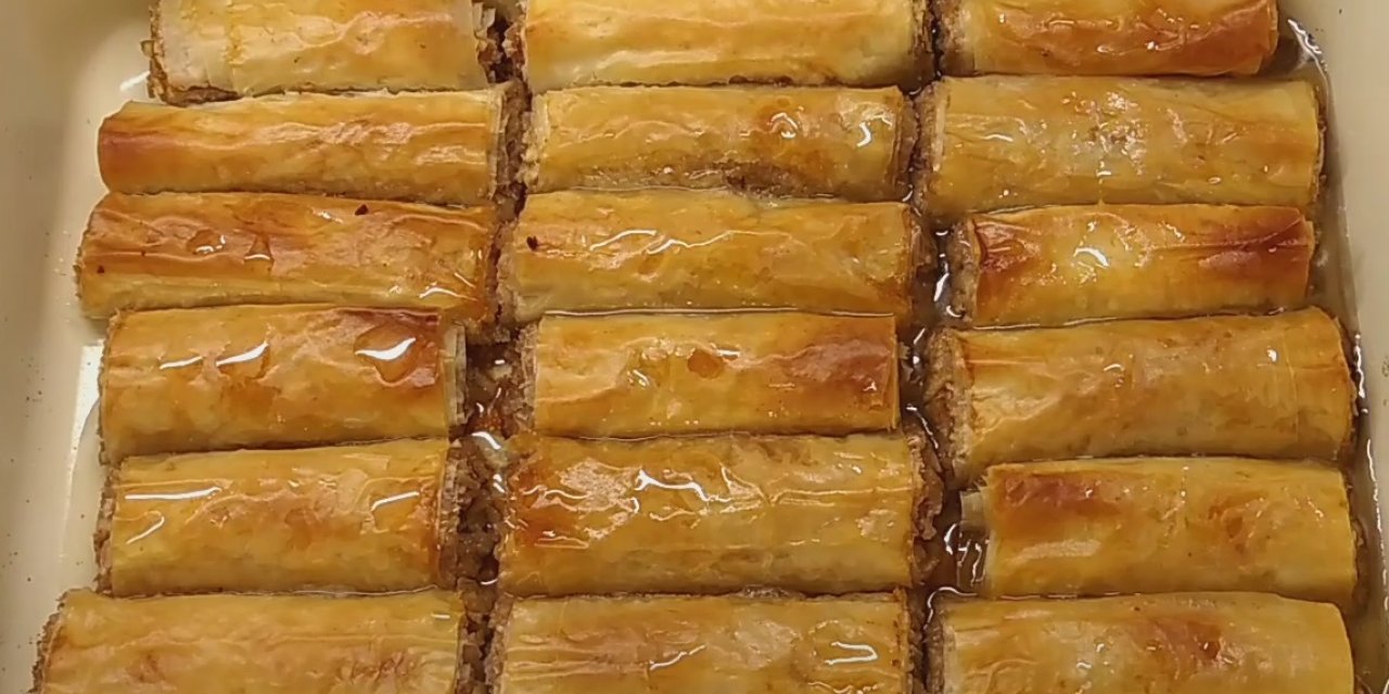 Cevizli ve Şerbetli Lokum Gibi Yumuşacık Tatlı Börek Tarifi