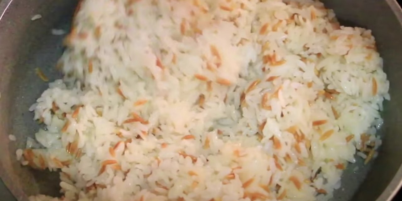 Dibi Tutmayan Pilav Yapmak Meğer Çok Basitmiş! Pilavı Pişirirken Herkes Denesin