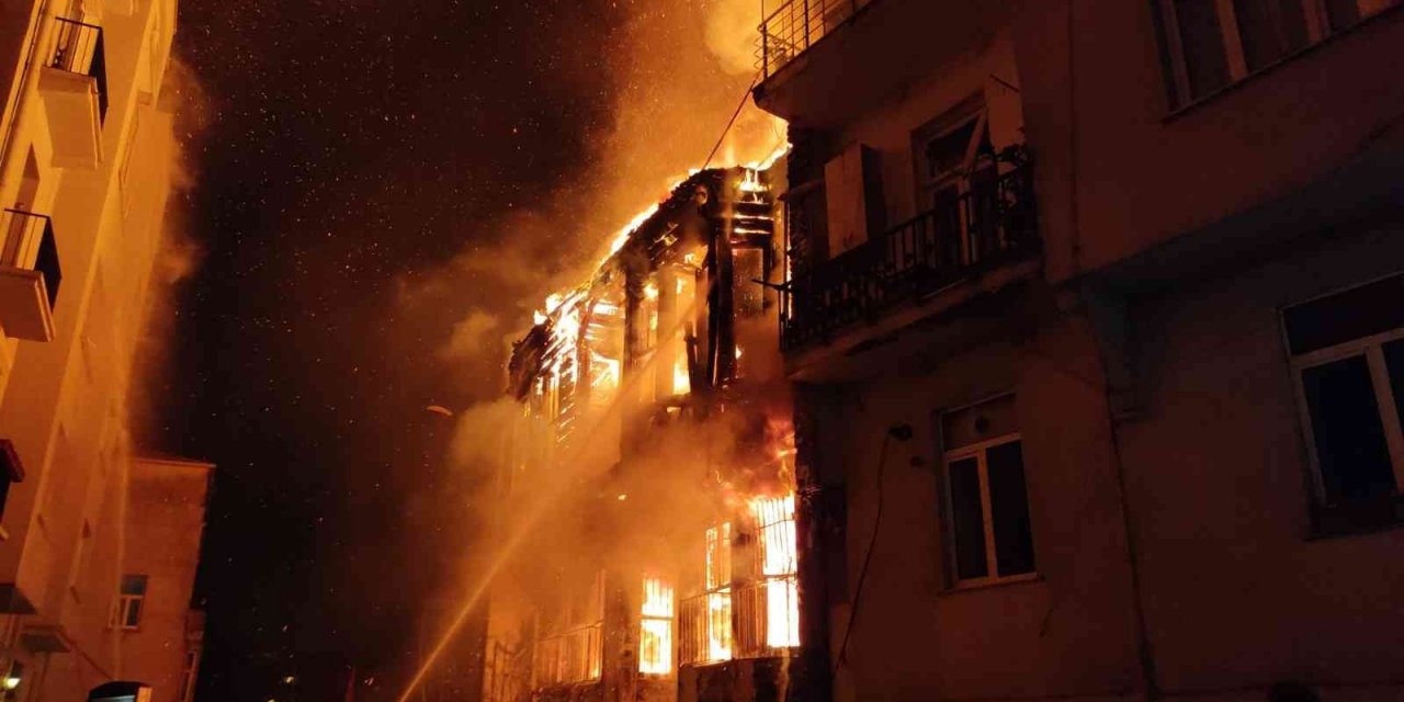Beyoğlu’nda bir tarihi bina daha yandı. 2 Yaralı var