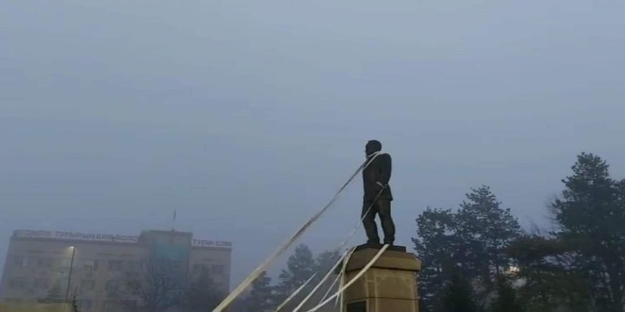 Kazakistan’da Halk Sokaklara döküldü. Nazarbayev’in Heykelini yıkmak istediler