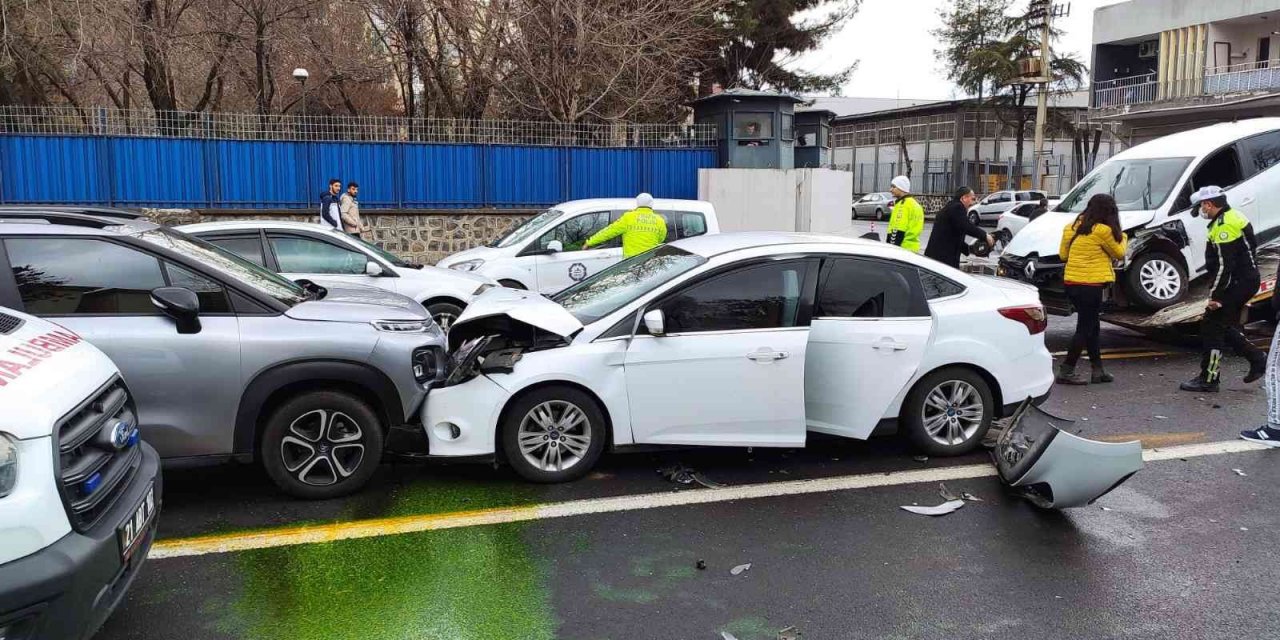 Diyarbakır’ın Ofis semtinde Trafik Kazası: 7 Yaralı