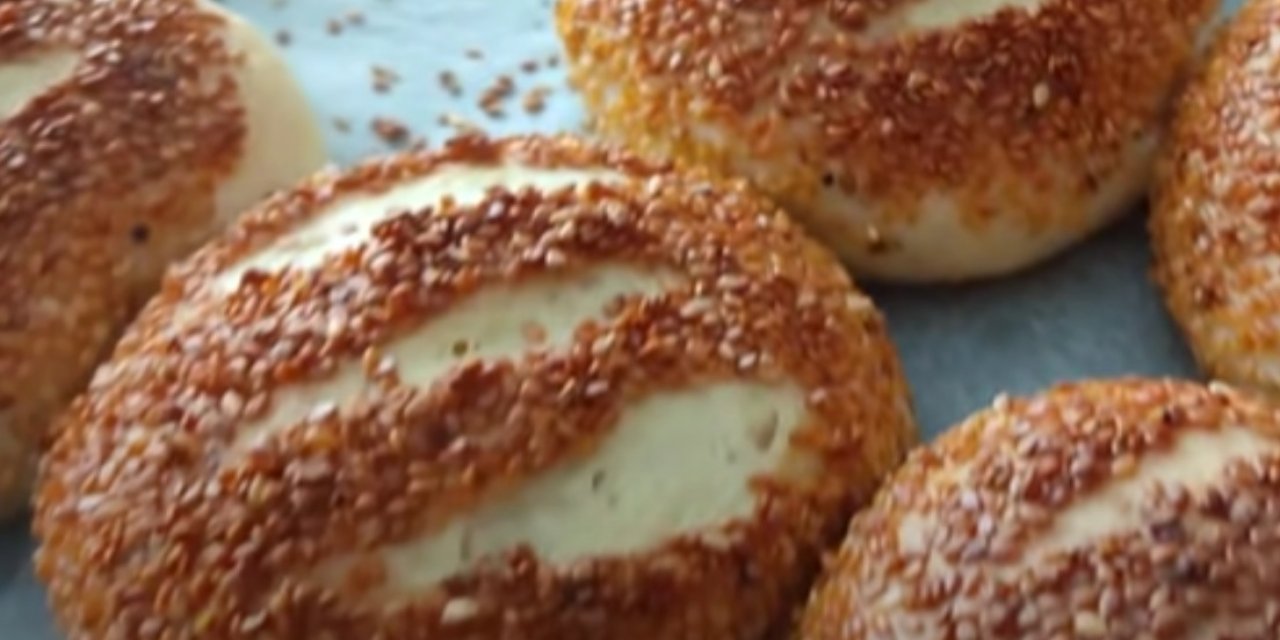 Kahvaltı İçin Kesinlikle Denemelisiniz: Kaşarlı Simit Poğaça Tarifi