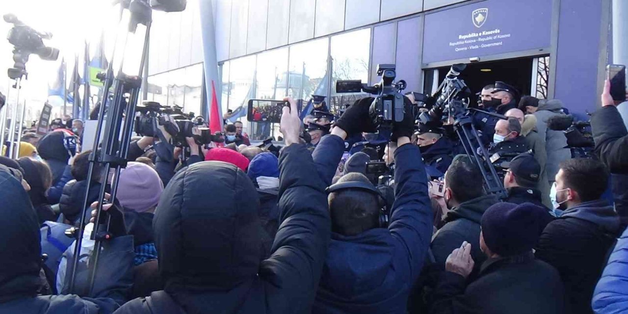 Kosova'da Vatandaşlar Elektrik Fiyatlarına Yapılan Zammı Protesto Etti