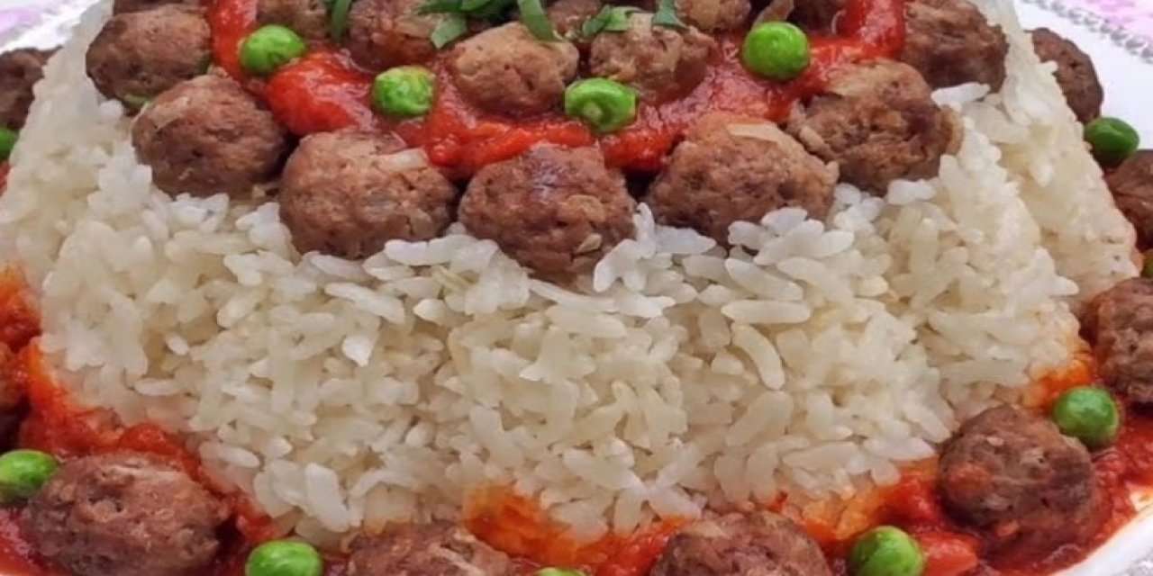 Akşam Yemeği için kaşık kaşık yenen Bol sebzeli harika köfteli pilav tarifi