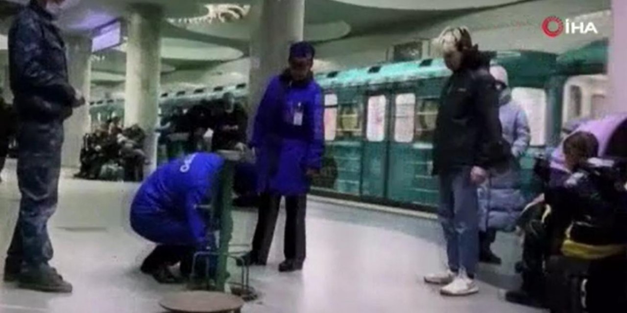 Ukrayna’da Korkudan Halk Metro İstasyonuna Sığındı