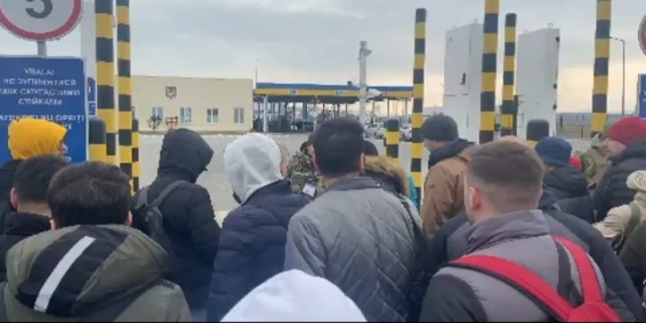 Ukrayna'dan kaçış sürüyor.. Romanya sınırından vahim görüntüler