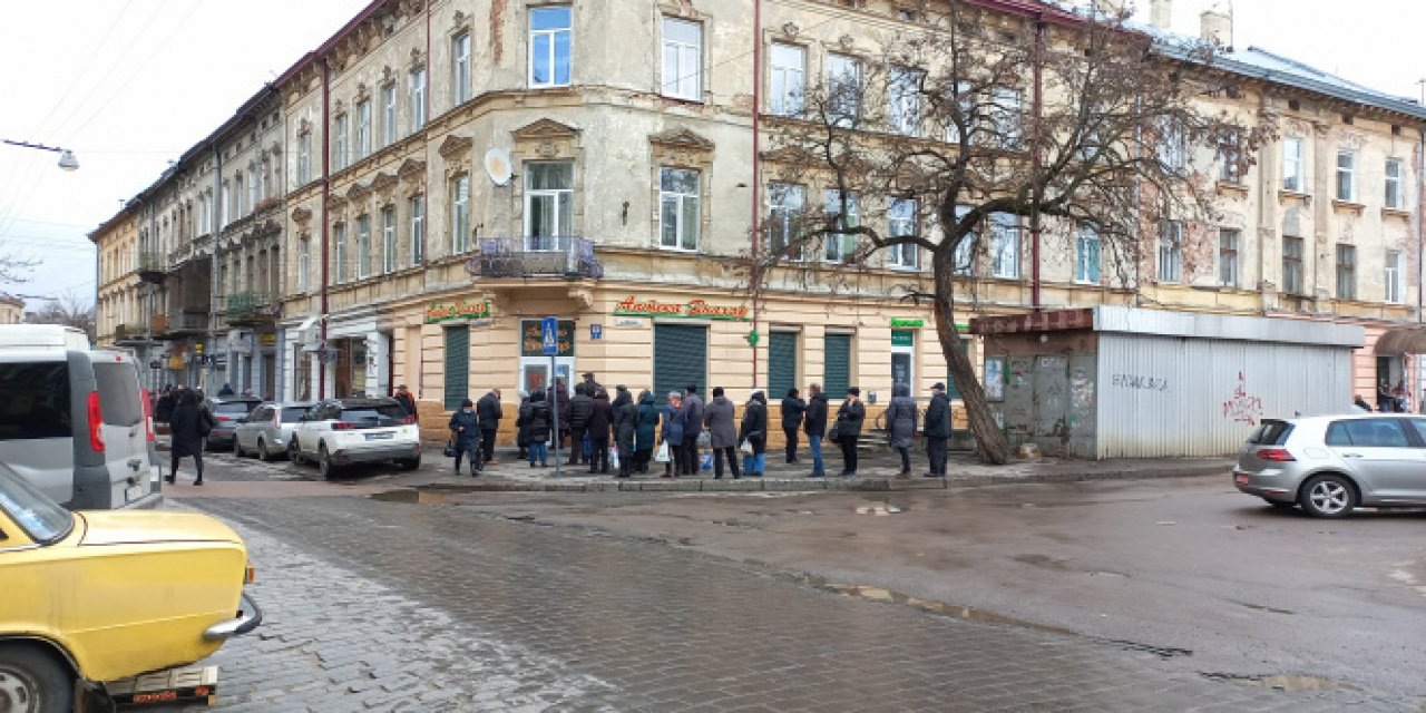 Rusya Saldırılarından Etkilenen Lviv Halkı Tren İstasyonlarına Akın Ediyor