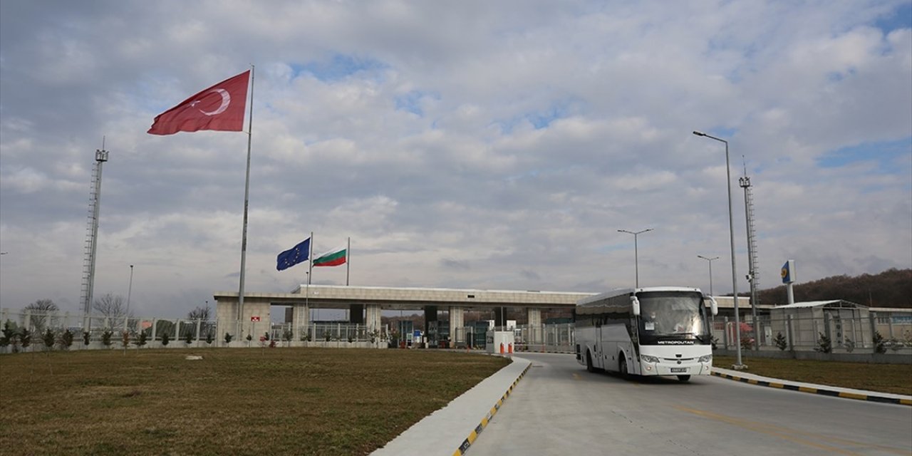 Ukrayna'dan Tahliye Edilen Türk Vatandaşlarının Anavatanları Türkiye'ye Girişleri Başladı