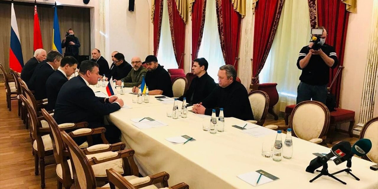 Ukrayna Ve Rusya Heyetlerinin Belarus Sınırındaki Görüşmesi Resmen Başladı