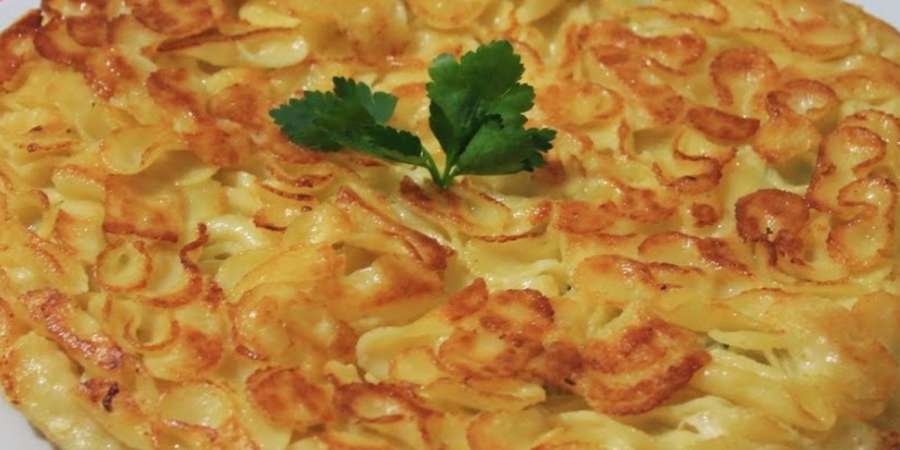 Canı Börek Çekenlere Müthiş Bir Öneri! 4 Hazır Yufkayla Yapılan Makarna Böreği Tarifi..