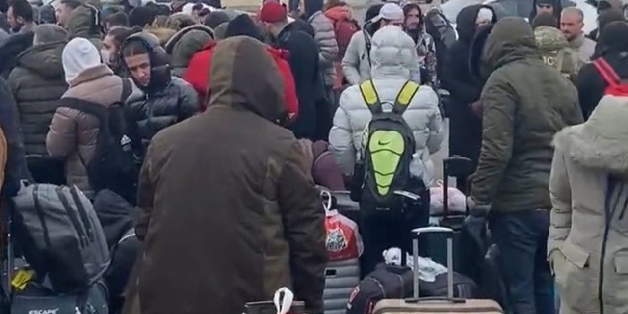 Ukrayna'dan ayrılmak zorunda kalanların Romanya Sınırındaki Görüntüleri