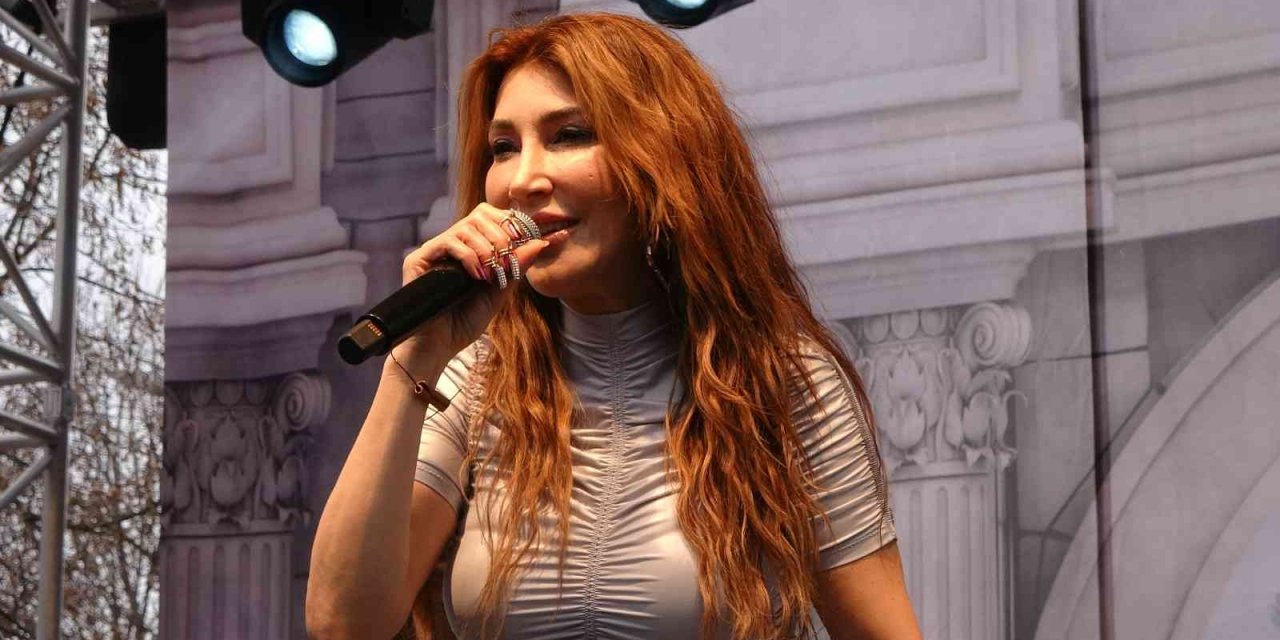 Hande Yener, Kocaeli'nin İzmit ilçesinde Sevenlerini Mini Konserle Coşturdu