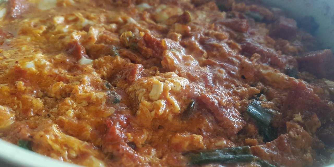 Balkan usulü domatessiz menemen tarifi! Kahvaltıda parmak yedirtiyor