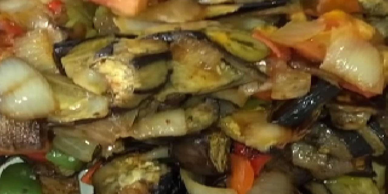 Patlıcanları kızartırken yağ çekmemesi için gerçekten işe yarayan altın tüyo