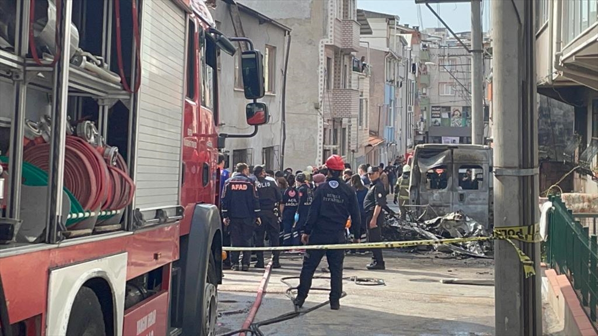 Bursa'da büyük panik. Evlerin arasına uçak düştü