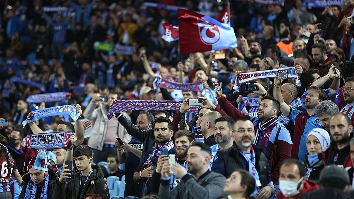 Trabzonspor'dan Taraftarlara Antalyaspor Maçı Sonrası Sahaya Girmeyin Uyarısı