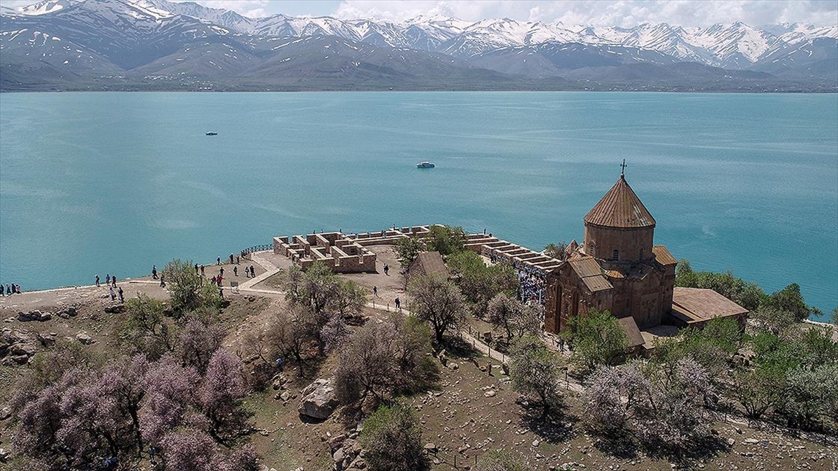 Akdamar Adası'nda düzenlenen Badem Çiçeği Festivali Coşkuyla Kutlandı