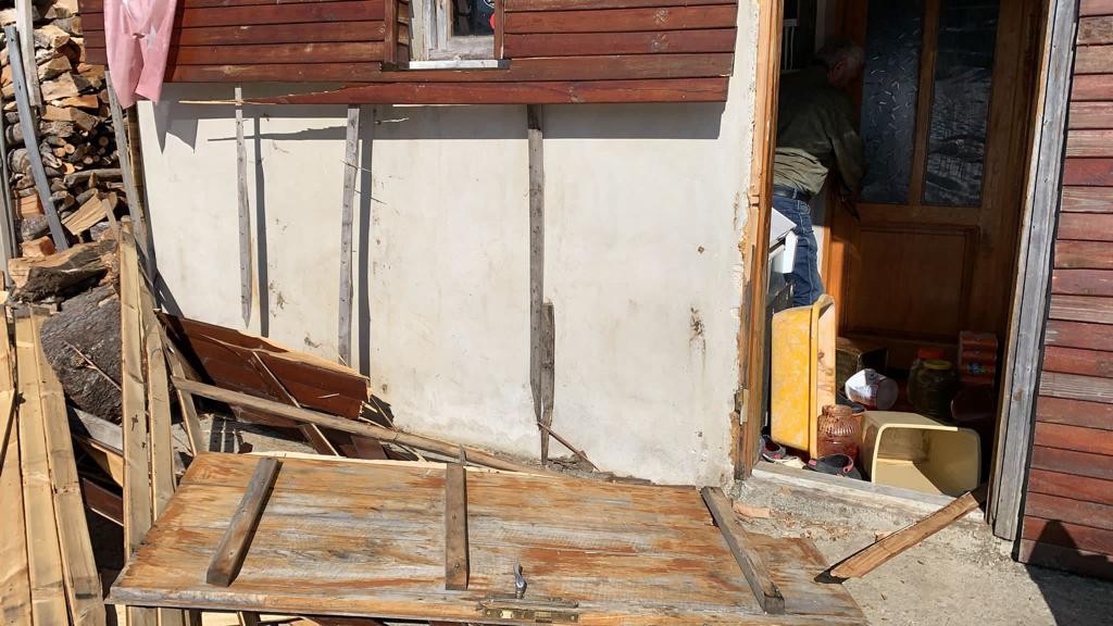 Rize'nin Çamlıhemşin ilçesinde Aç Kalan Ayılar Yayladaki İşletmeyi Talan Etti