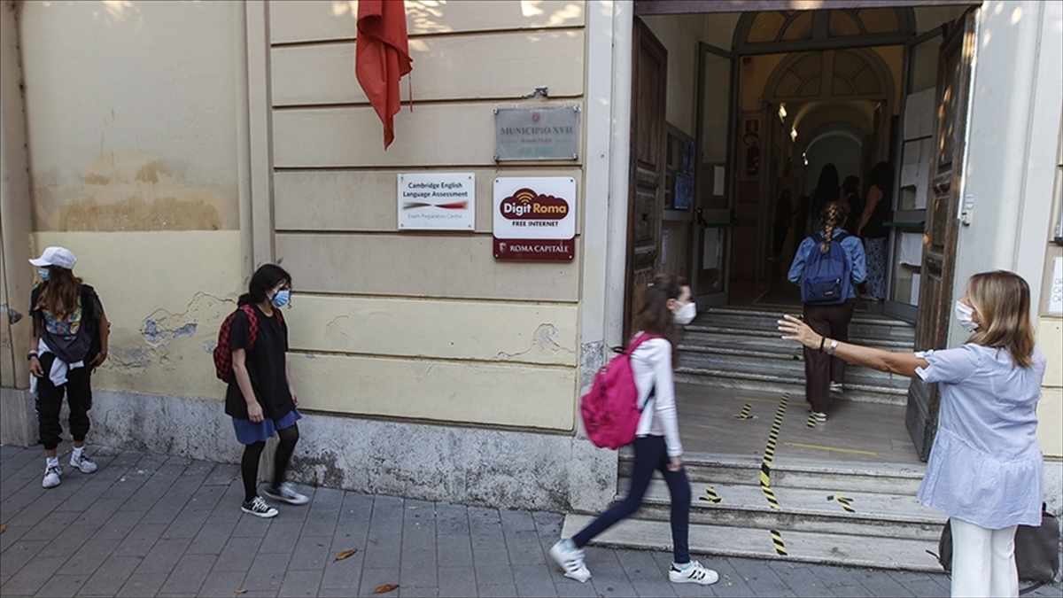 İtalya'da Kapalı Alanlarda Maske Kullanma Zorunluluğunu Uzatma Kararı Aldı