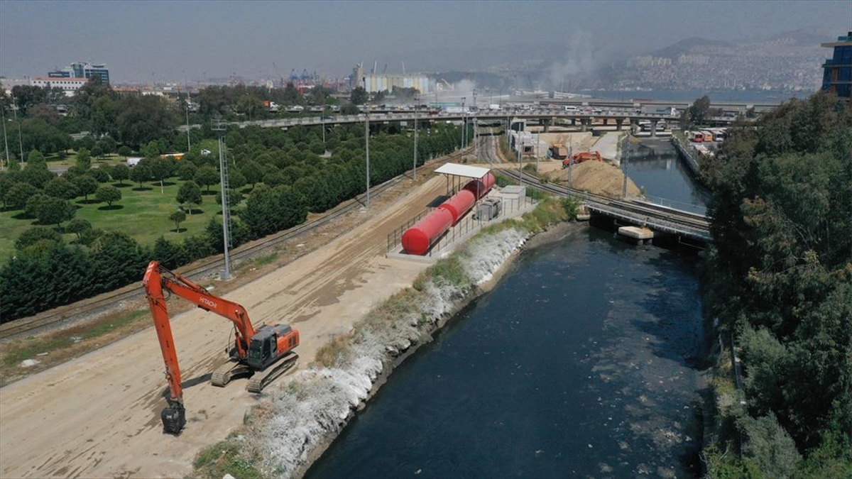 İzmir Körfezi'ndeki Kötü Kokunun Derelerdeki Betondan Kaynaklandığı Öne Sürüldü