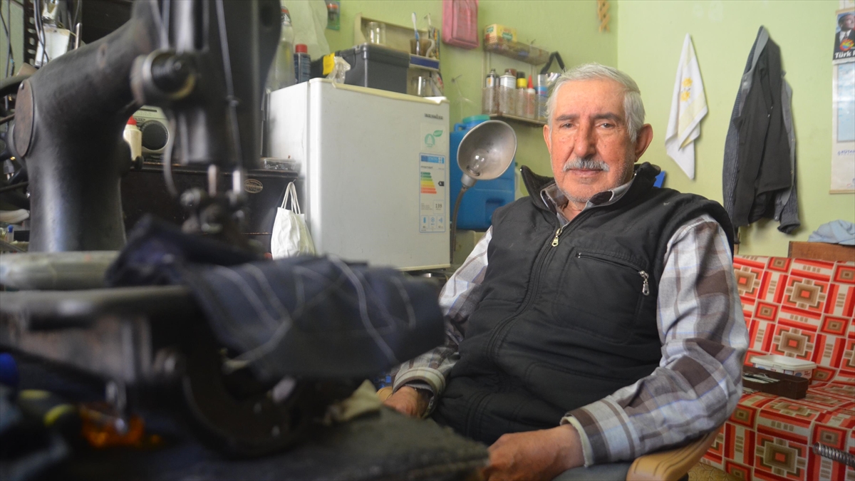Kütahyalı Süleyman Usta Tam 65 Yıldır Her Gün Dikiş Makinesi Tamir Ediyor