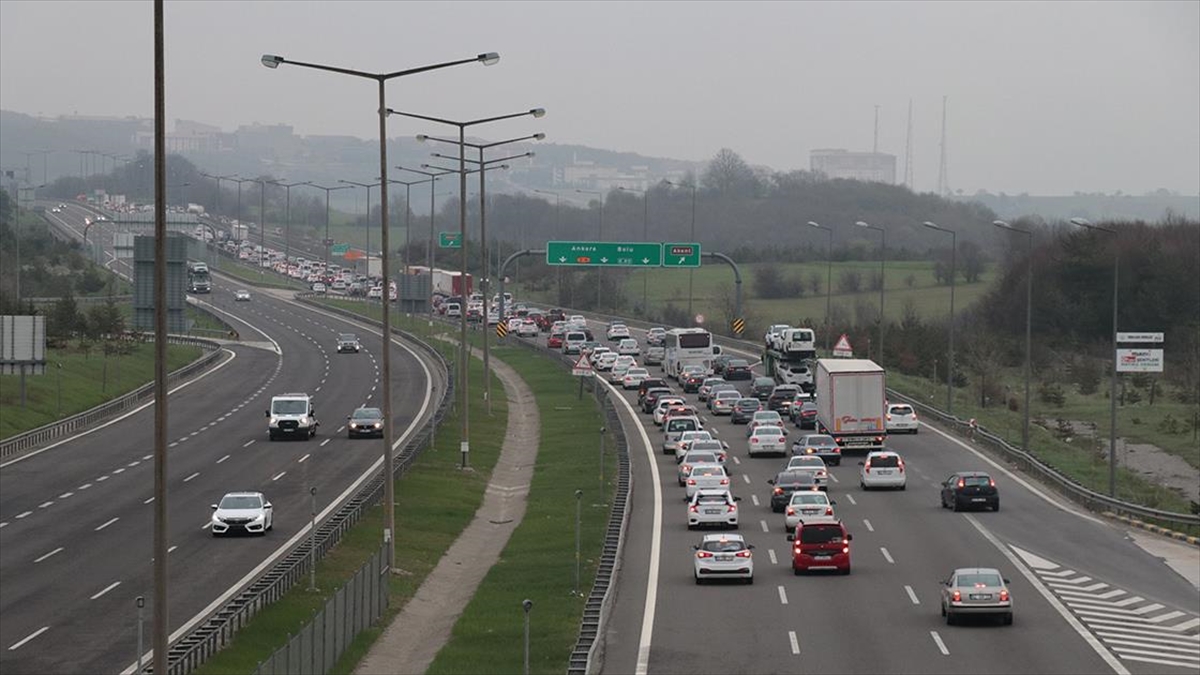 Anadolu Otoyolu'nun Bolu Ve Düzce Kesiminde Trafikte Bayram Yoğunluğu Başladı