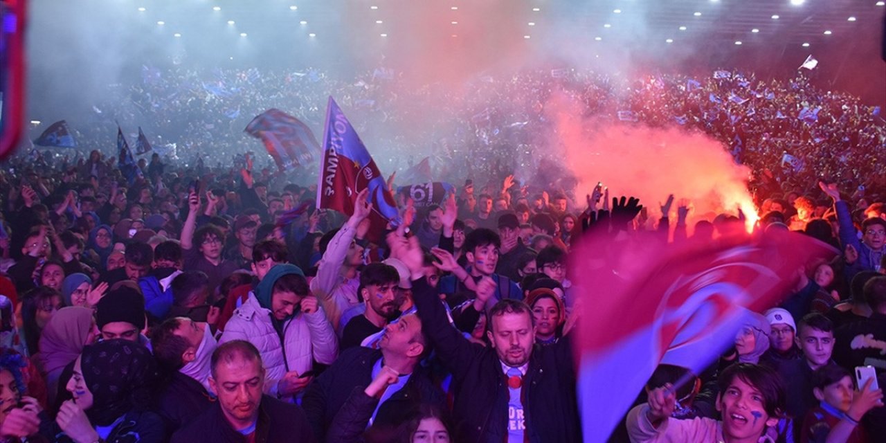 Trabzonspor Taraftarı Zaferi Kutlamak İçin Meydanları Doldurdu