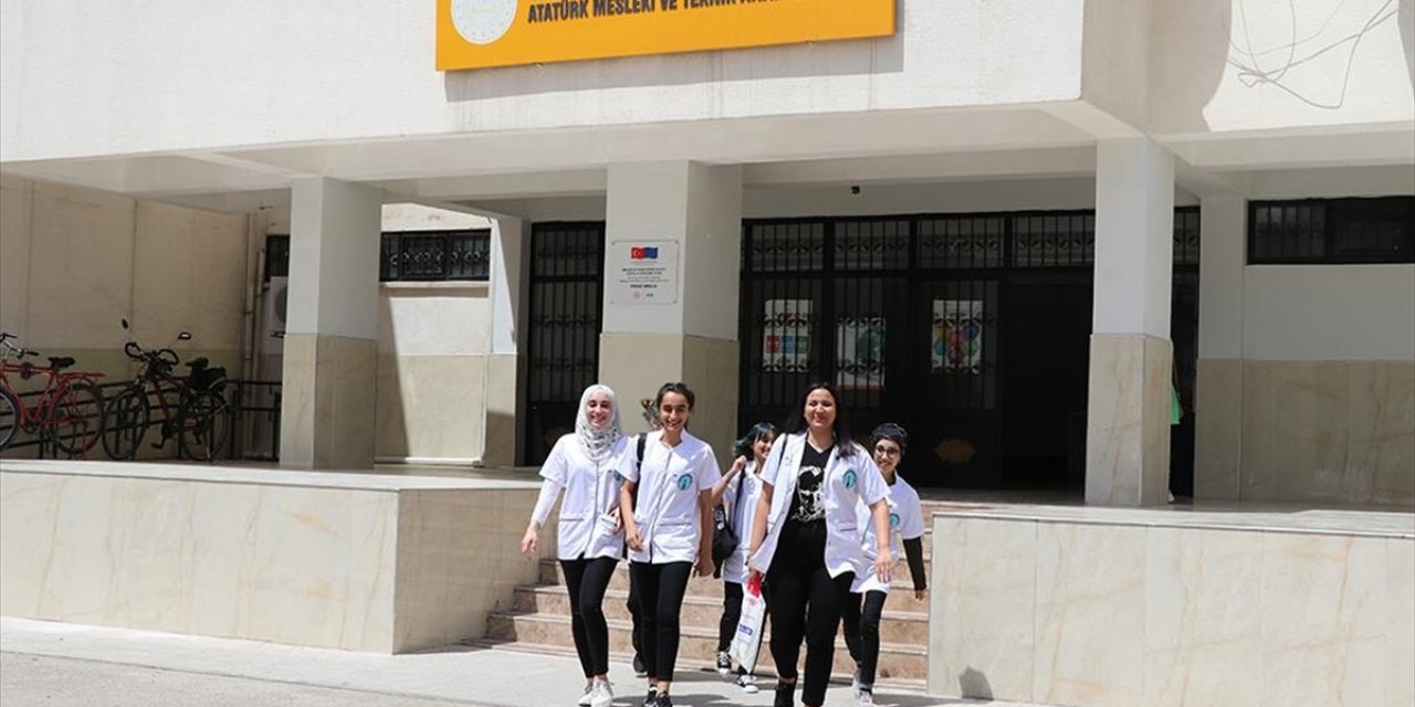 Adana'da Meslek Lisesi Öğrencilerinden Bayram Öncesi Ücretsiz Kişisel Bakım Hizmeti