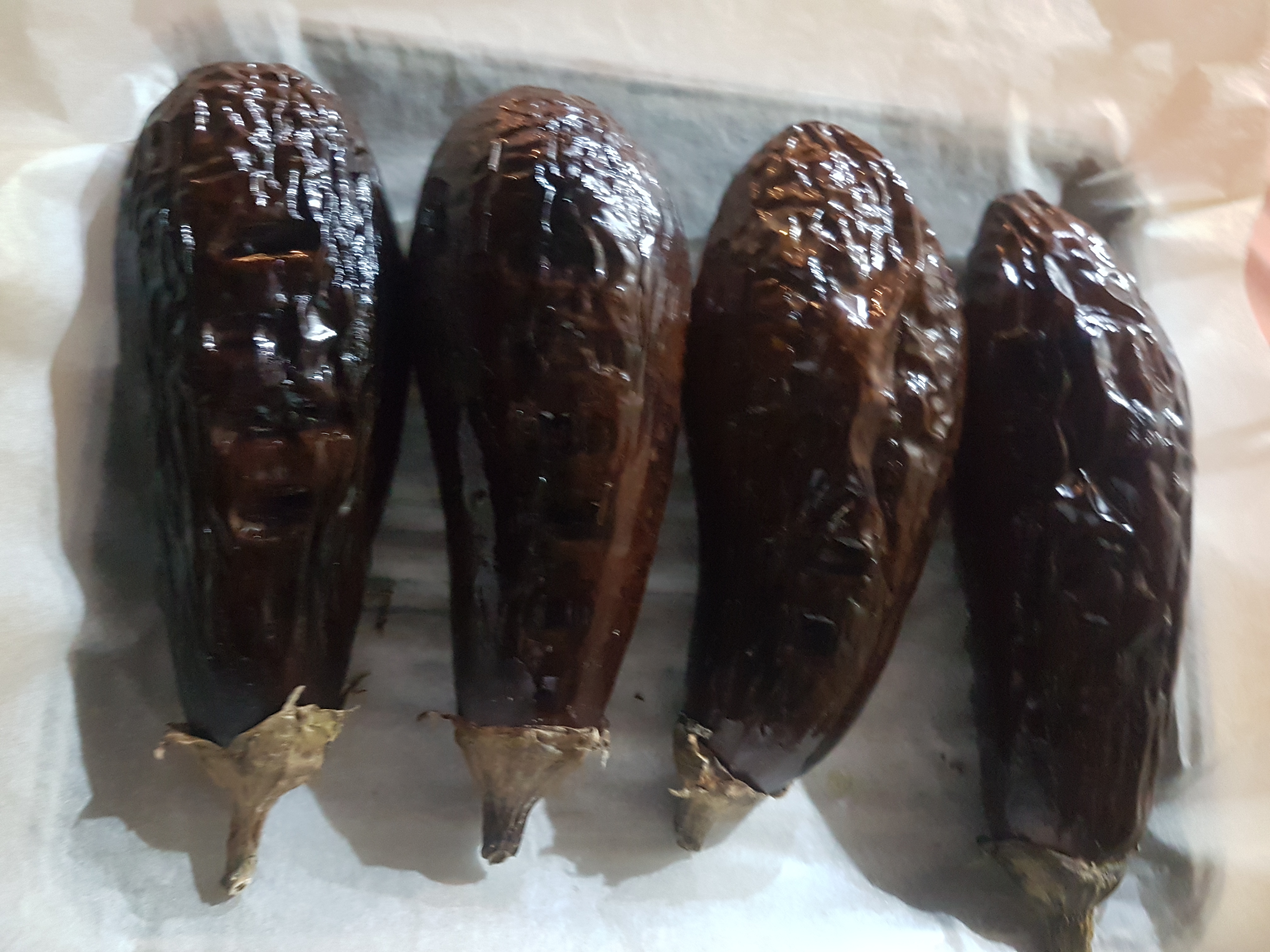 Ateşte pişmiş gibi lezzetli patlıcan közlemenin püf noktası
