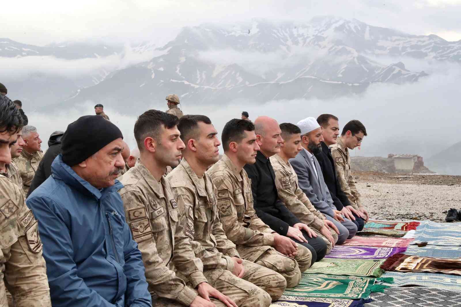 İçişleri Bakanı Süleyman Soylu Bayram Namazını Mehmetçikle Birlikte Kıldı