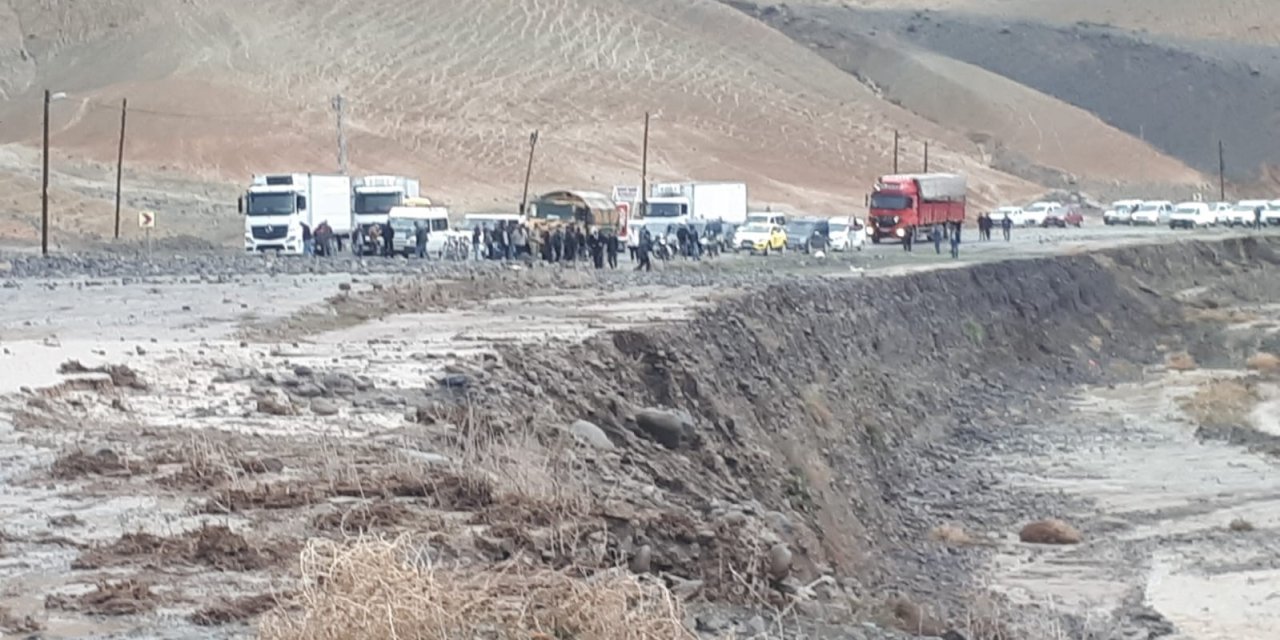 Iğdır’da Sağanak Sonrası Heyelan Meydana Geldi, Iğdır-Erzurum Ulaşıma Kapandı