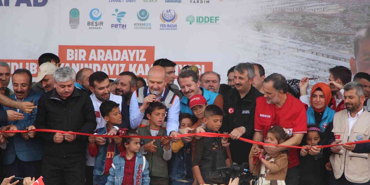 İçişleri Bakanı Soylu, İdlib’de Suriyelilere Anahtar Teslim Etti