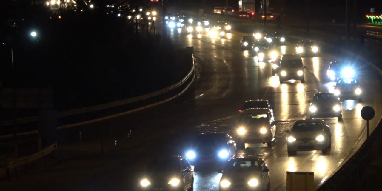 Trafiğe Yakalanmak İstemeyen Tatilciler Erken Dönüşe Başladı, 'Kilit Kavşak' Tıkandı
