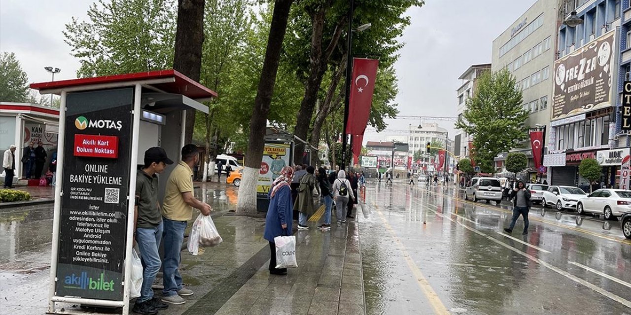 Malatya ve Kayseri'de Aniden Bastıran Dolu ve Sağanak Hayatı Olumsuz Etkiledi