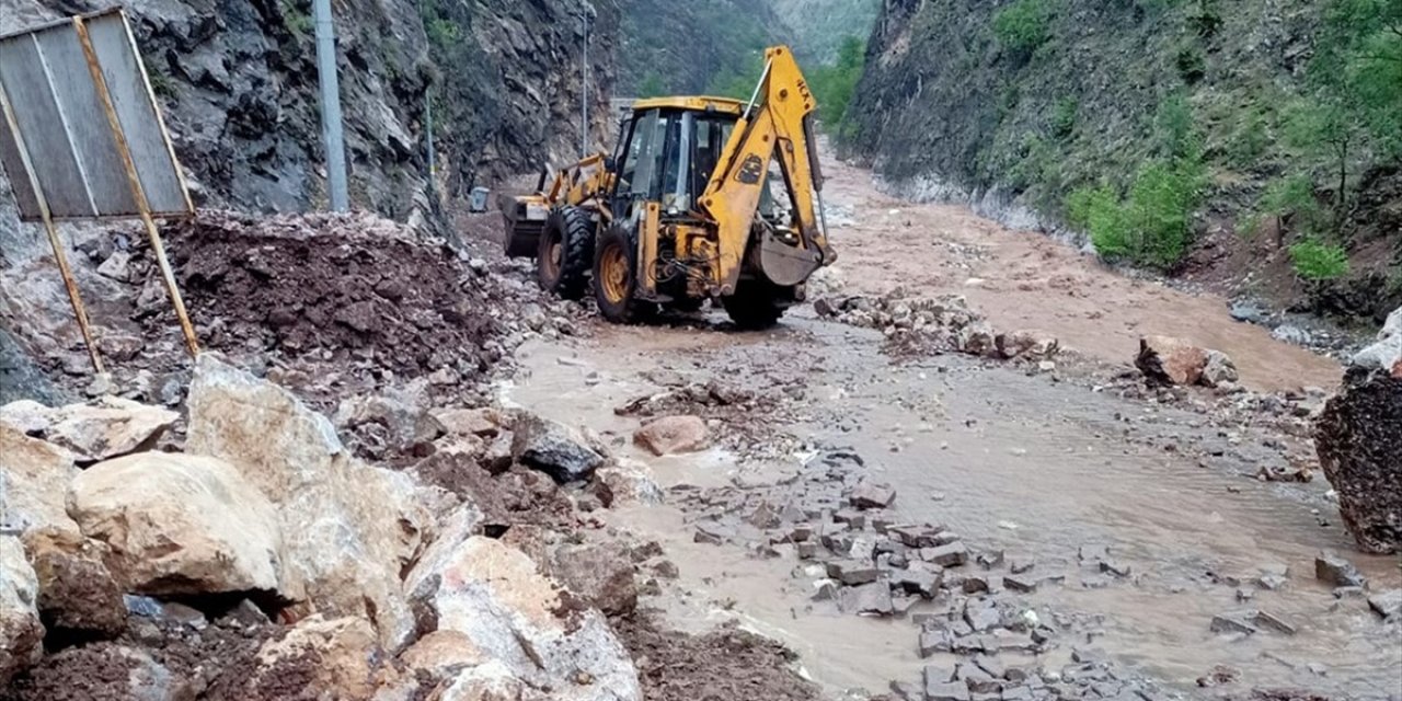 Kayseri'de Meydana Gelen Sel ve Heyelan Kırsalda Ulaşımı Kapattı