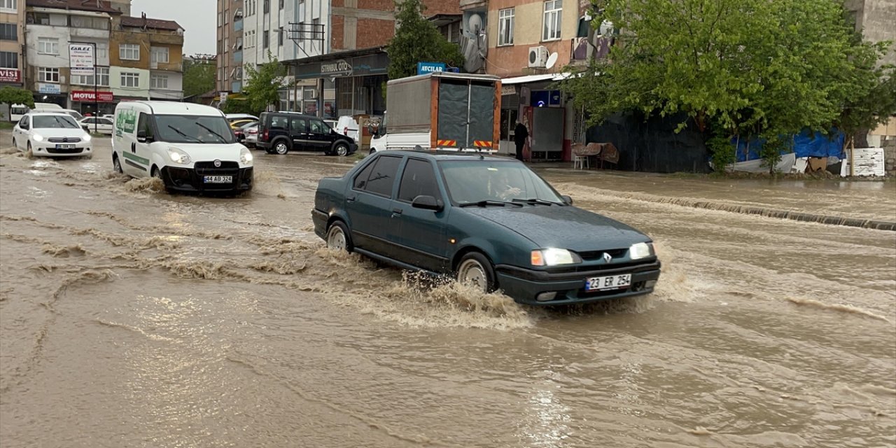 Elazığ'da Sağanak Hayatı Durma Noktasına Getirdi