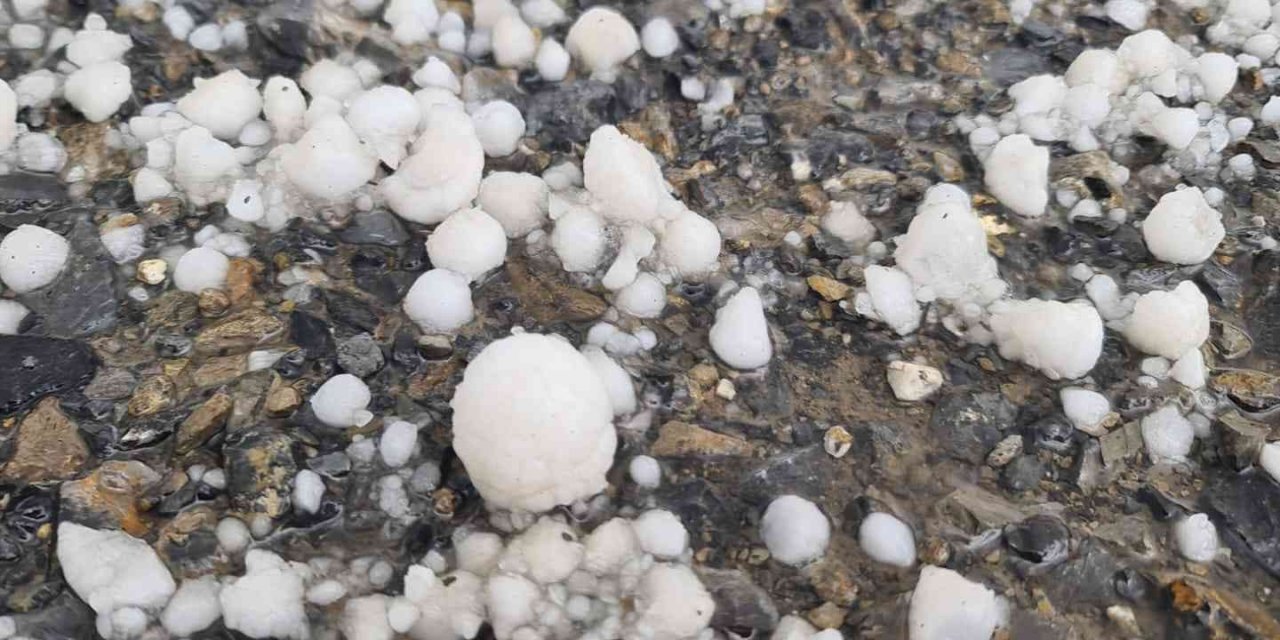 Hakkari, Çukurca'da Ceviz Büyüklüğünde Dolu Yağdı, 1 Kişi Yaralandı