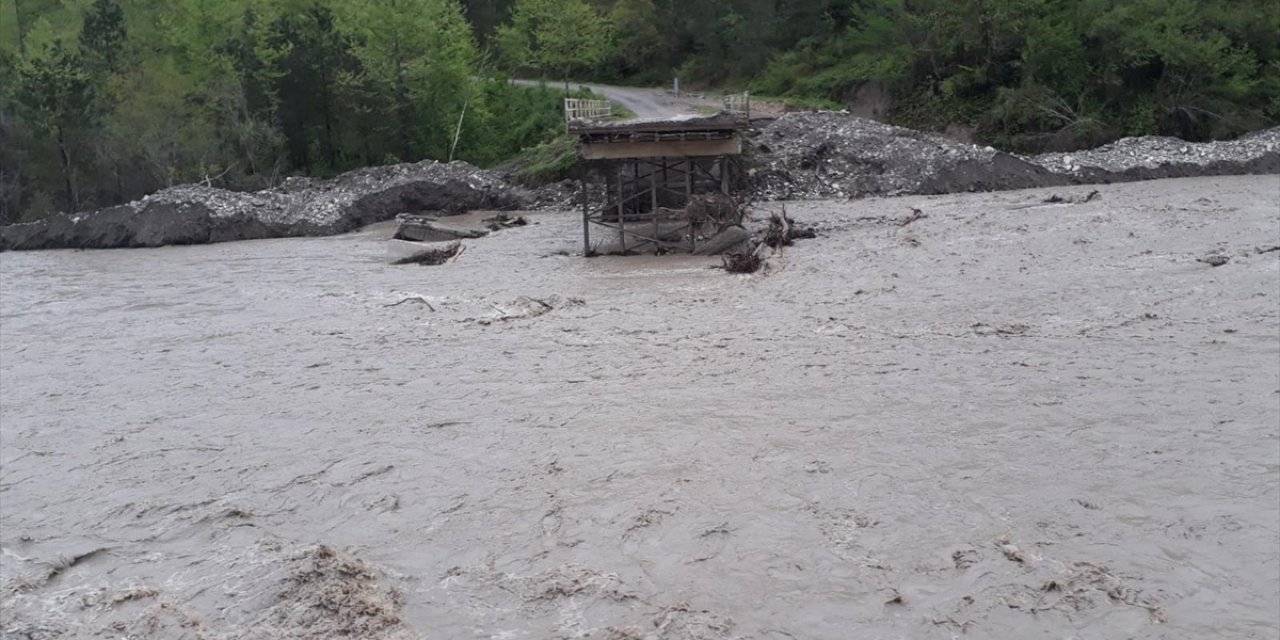 Kastamonu'da Etkili Olan Yağış Derelerin Su Seviyesini Yükseltti, 5 Köy Ulaşıma Kapandı